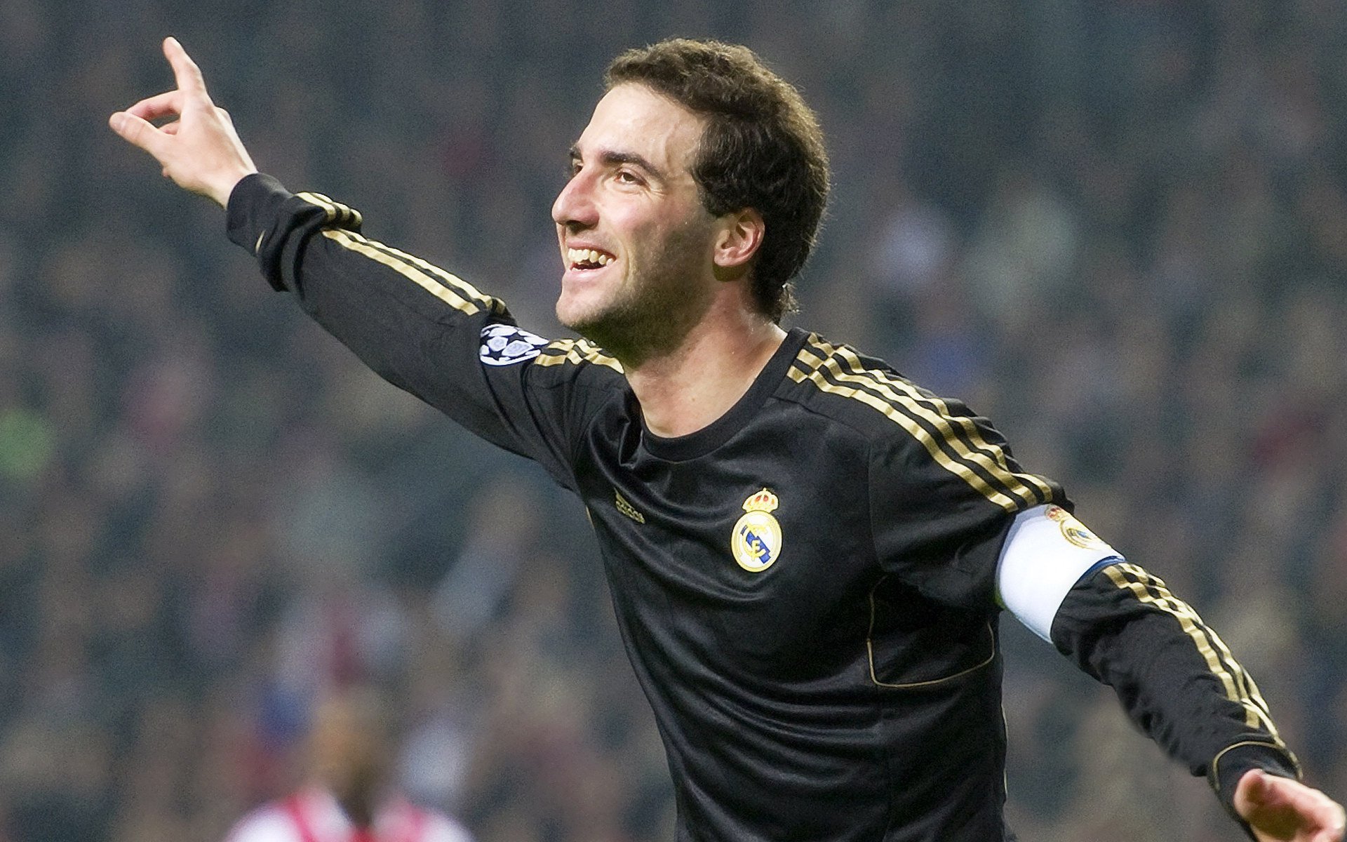 “腰旗美式橄榄球赛:东部新区赛场激烈对抗,观众热情高涨”